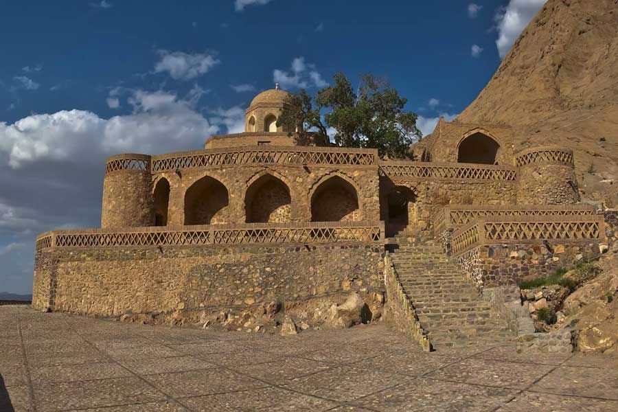 Tomb of Bozorgmehr Qaini